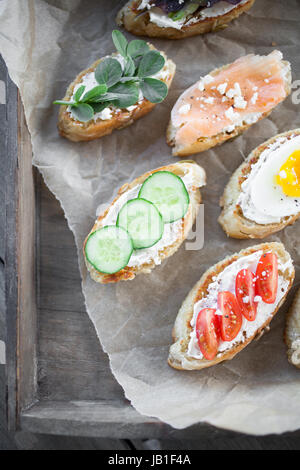 Hausgemachte Crostini mit verschiedenen toppings Stockfoto