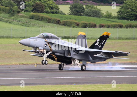 168493, eine Boeing F/A-18F Super Hornet betrieben von VFA-103 "Jolly Rogers" von der United States Navy, Ankunft am Flughafen Prestwick in Ayrshire. Stockfoto