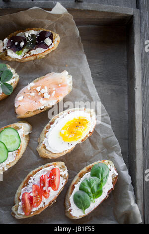 Hausgemachte Crostini mit verschiedenen toppings Stockfoto