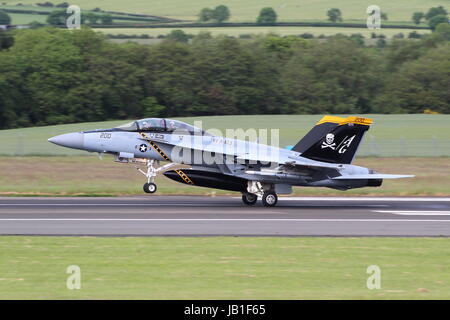 168493, eine Boeing F/A-18F Super Hornet betrieben von VFA-103 "Jolly Rogers" von der United States Navy, Ankunft am Flughafen Prestwick in Ayrshire. Stockfoto