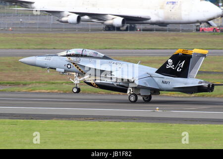 168493, eine Boeing F/A-18F Super Hornet betrieben von VFA-103 "Jolly Rogers" von der United States Navy, Ankunft am Flughafen Prestwick in Ayrshire. Stockfoto