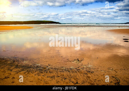 Frühen Sonnenuntergang am Strand am Surfen Ferienort Harlyn Bay, Cornwall, Großbritannien Stockfoto