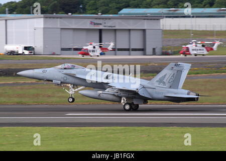 168907, eine Boeing F/A-18E Super Hornet VFA-143 "Pukin Hunde" von der United States Navy, Ankunft am Flughafen Prestwick in Ayrshire bedient werden. Stockfoto