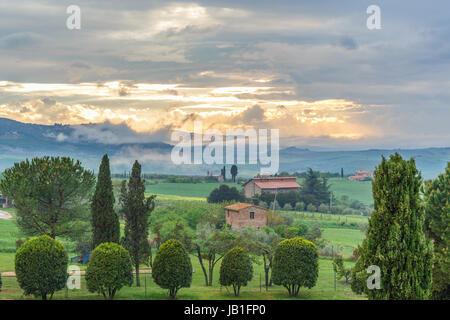 Querformat mit Sonnenuntergang über der Toskana in Italien Stockfoto