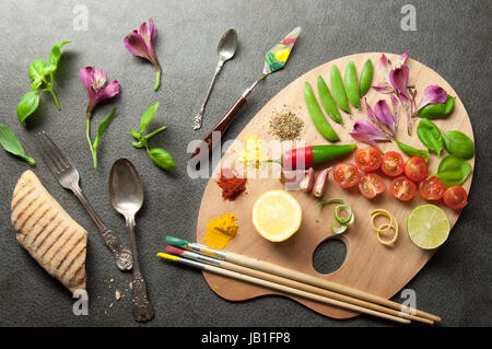 Maler Essen Würze Palette mit bunten Kräuter Gewürze und frische Zutaten Stockfoto