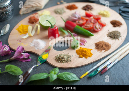 Essen-Palette mit frischen Kräutern und Gewürzen Stockfoto