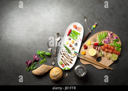 Maler Essen Würze Palette mit bunten Kräuter Gewürze und frische Zutaten Stockfoto