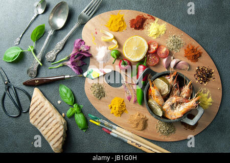 Essen-Palette mit frischen Zutaten wie Kräuter und Gewürze Stockfoto