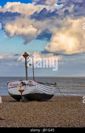 Gestrandeten Fischerboot, Aldeburgh, Suffolk, UK Stockfoto