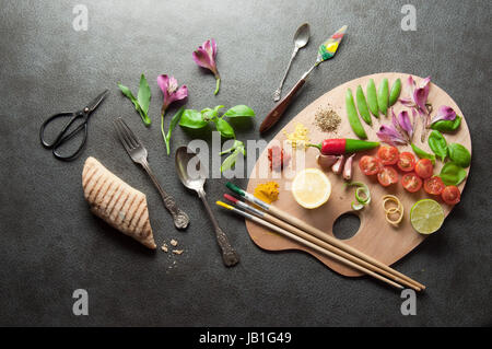 Bunte Kräuter Gewürze und frische Zutaten auf einer Maler-palette Stockfoto