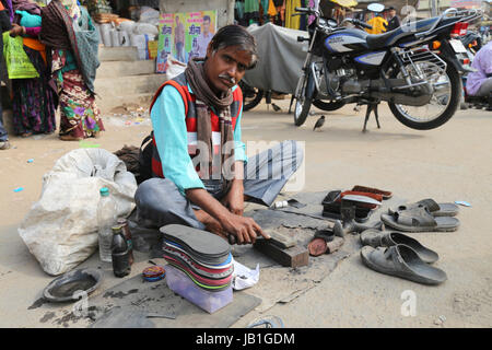 Street Scene, älterer Mensch arbeiten als Schuster auf der Straße, Dausa, Rajasthan, Indien Stockfoto