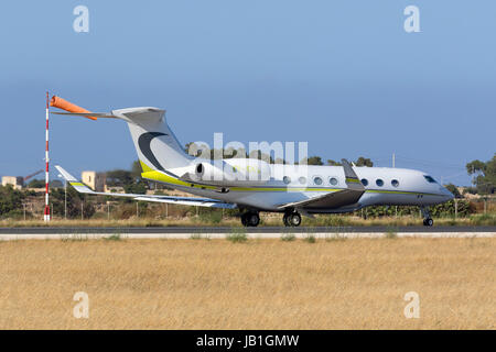 Einen privaten Gulfstream G650 [VP-CKL] Schlange, Start-und Landebahn 31 für den Abflug. Stockfoto