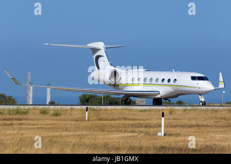 Einen privaten Gulfstream G650 [VP-CKL] Schlange, Start-und Landebahn 31 für den Abflug. Stockfoto