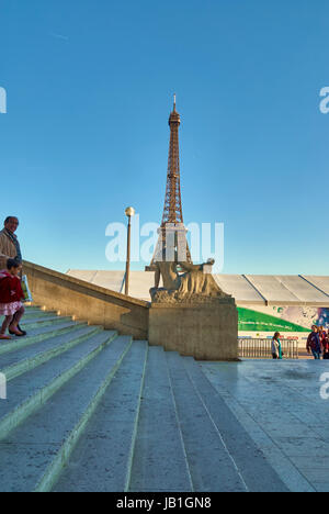 Ungewohnten Blick auf den Eiffelturm in Paris, Frankreich Stockfoto