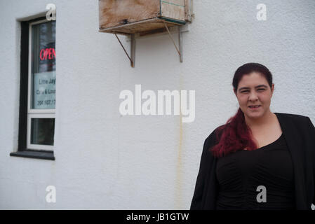 Arnaud de Grave/le pictorium - Auswirkungen der erhöhten Zahl der Grenze Jumper an der Grenze USA/Kanada in Manitoba. - 23/04/2017 - Kanada / Manitoba - Jackie arbeitet in einem Restaurant in Emerson. Sie ihre Haltung gegenüber Flüchtlingen verändert, als Sie eine Familie, die Sie hinter dem Restaurant gefunden haben, werden in der Nacht sehr kalt. vor, aufgrund der Stellungnahme und der Erziehung ihrer Eltern, sie war für sie zurück senden, aber jetzt sagt sie, man braucht ein Mensch zu sein und zu helfen, so viel wie möglich. Sie sprach auch an der CBC-Veranstaltung. Stockfoto