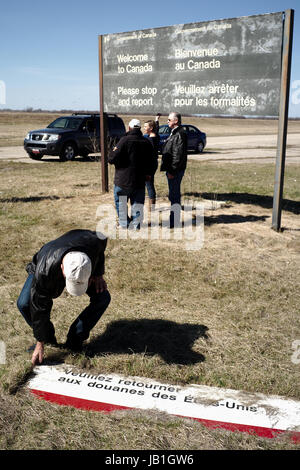 Arnaud de Grave/le pictorium - Auswirkungen der erhöhten Zahl der Grenze Jumper an der Grenze USA/Kanada in Manitoba. - 21/04/2017 - Kanada / Manitoba - kellie Leitch ist ein Vertreter der konservativen Partei, in Ottawa. Sie setzt sich für die Partei Vorsitz und hofft für das Amt des Premierministers bei den nächsten Wahlen zu laufen. Sie hält Justin Trudeau unverantwortlich, wenn er sagte, jeder willkommen ist nach dem Trump Entscheidung die Grenzen für einige Länder in der Nähe von Kanada. besucht sie Emerson im Feld zu sein und die Situation verstehen, etwas Trudeau nie. Stockfoto