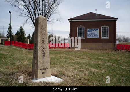 Arnaud de Grave/le pictorium - Auswirkungen der erhöhten Zahl der Grenze Jumper an der Grenze USA/Kanada in Manitoba. - 18/04/2017 - Kanada / Manitoba - Emerson Grenze. Die wichtigsten Punkte, die für die Grenzregionen Brücken sind die alten benutzerdefinierten Post und die Schienen. Das Kreuz in der Mitte der Nacht. Stockfoto