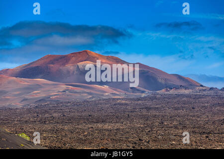 Schöne Färbung Spiel an einem der vielen Vulkane auf Lanzarote. Stockfoto