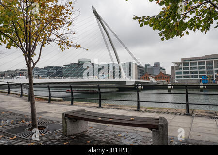 Samuel Beckett Bridge die überspannt den Fluss Liffey, Dublin, Irland. Stockfoto