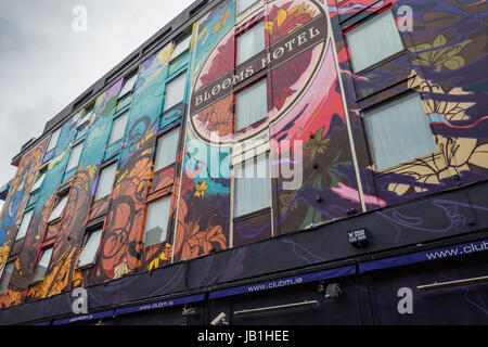 Bunt bemalte Kunstwerk auf der Seite der Blooms Hotel Haus, Temple Bar, Dublin, Irland. Stockfoto