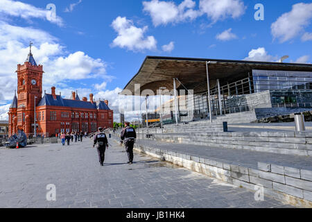 Bucht von Cardiff, Cardiff, Wales - 20. Mai 2017: Sinedd, Gebäude der Nationalversammlung und Pierhead Builidng.  Welsh Regierungsgebäude mit Gemeinschaft Polic Stockfoto