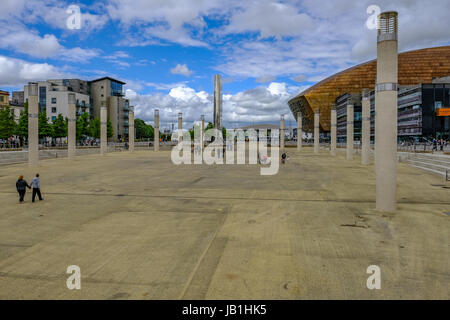 Bucht von Cardiff, Cardiff, Wales - 20. Mai 2017: Millennium Centre Building und Square, Seitenansicht. Stockfoto