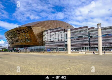 Bucht von Cardiff, Cardiff, Wales - 20. Mai 2017: Millennium Centre Gebäude mit Platz im Vordergrund. Stockfoto