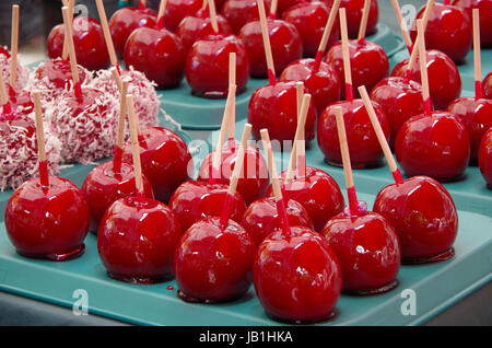 Red candy Äpfel hand tauchte in klebrigen Zucker Glasur Stockfoto