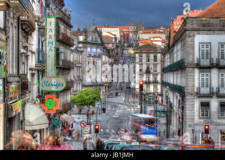 Rua Dos Clerigos und Rua 31 de Janeiro in der Abenddämmerung, Oporto, Porto, Portugal, Europa Stockfoto