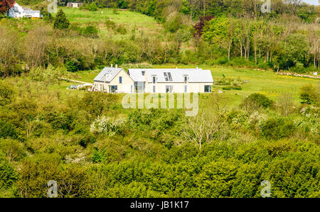 Stenshuvud, Schweden - 20. Mai 2017: Ökologische Dokumentarfilm. Modernes Haus im Wald Landschaft wie gesehen von der Spitze der Nationalpark Stenshuvud. Stockfoto