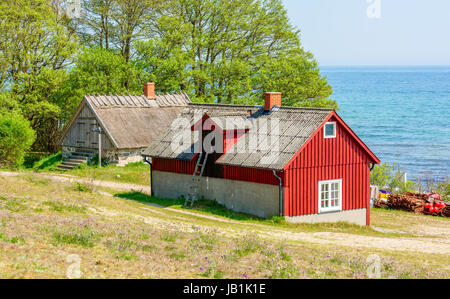 Stenshuvud Nationalpark, Schweden - 20. Mai 2017: ökologische Dokumentarfilm. Zwei Kabinen der am Meer entlang dem Wanderweg. Buche und Ostsee in Buenos Aires Stockfoto