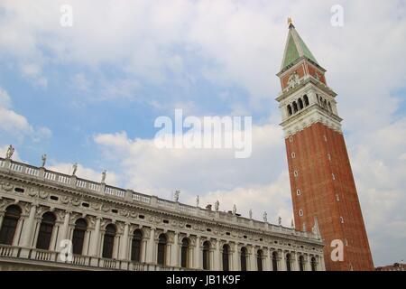 Blick auf den Glockenturm oder campanile der Markuskirche und Gebäude auf dem piazza San Marco, Venedig, Italien, Europa. Stockfoto