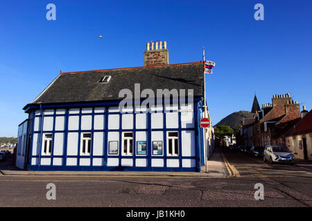 North Berwick RNLI, mit North Berwick Gesetz im Hintergrund, Schottland, Großbritannien Stockfoto