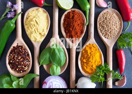 Frische Würze kochen Zutaten wie Kräuter und Gewürze Stockfoto