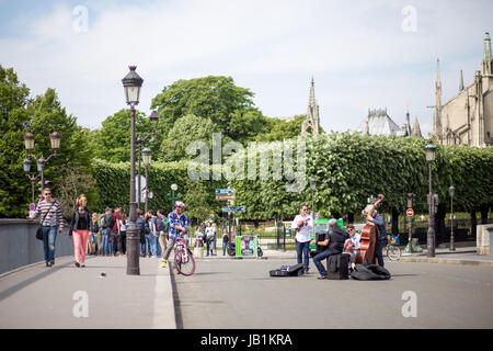 Straßenmusikanten in Paris Stockfoto