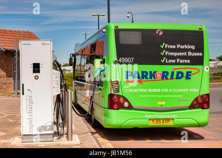 31. Mai 2017: York, North Yorkshire, England, UK - Elektrobus am York Park &amp; Ride neu geladen. Stockfoto
