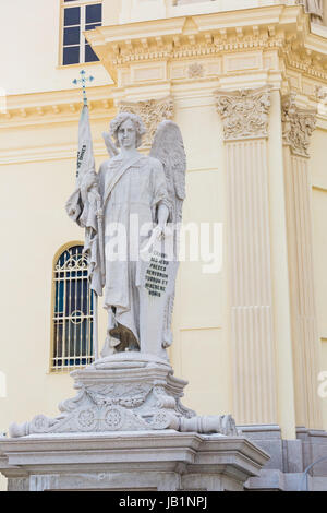 Römische Skulptur, Statue vor der Fassade einer Kirche Stockfoto