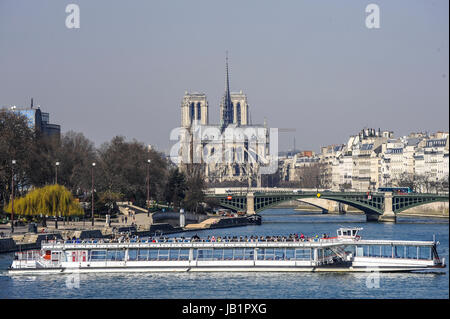 PARIS-Fluss SEINE Frankreich - BATEAU MOUCHE und ILE DE LA CITE ET NOTRE DAME Kathedrale © Frédéric BEAUMONT Stockfoto