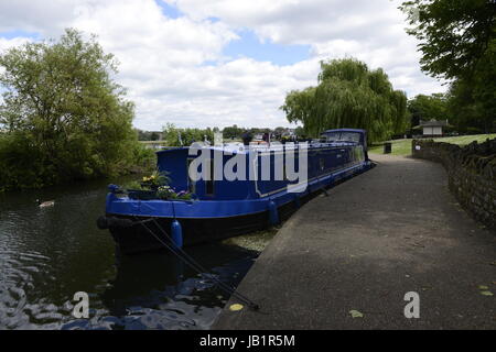 Hausboot auf der Seite der Themse im Windsor gefesselt Stockfoto