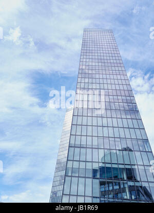Perspektivische Ansicht der modernen schöne Wolkenkratzer aus Glas in der Sonne leuchtende Licht in Wien, Österreich Stockfoto