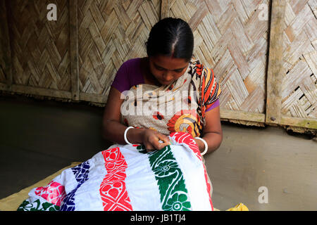 Eine Frau macht traditionelle Nakskhikantha, die bestickte Decke in ihrem Haus in Narail, Bangladesch. Stockfoto