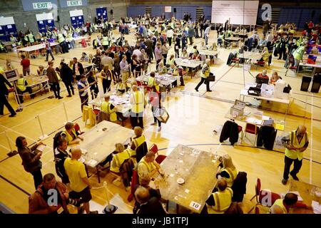 Wahl Personal zählen Stimmzettel für den allgemeinen Wahlen im Meadowbank Sports Centre in Edinburgh. Stockfoto