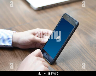 Nahaufnahme der Weibchen mit Paypal auf ihrem iphone Stockfoto