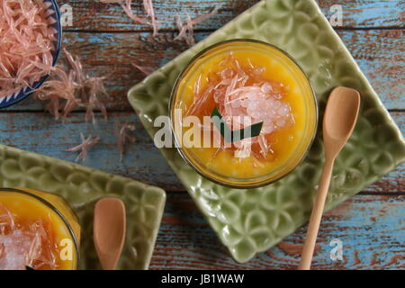 Gekühltes Dessert Mango, Pampelmuse und Sago Stockfoto