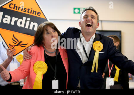 Schottischen Liberaldemokraten Kandidat für Edinburgh West Christine Jardine mit Alex Cole-Hamilton in Meadowbank Sports Centre in Edinburgh, als zählen ist für den allgemeinen Wahlen im Gange. Stockfoto