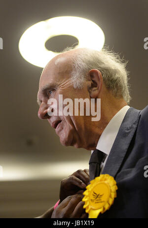 Sir Vince Cable spricht zu den Medien nach dem Gewinn des Twickenham Sitzes im Twickenham Rugby Stadion in West London. Stockfoto