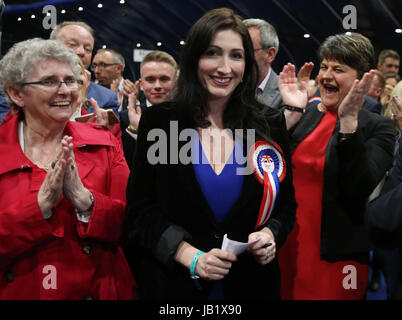 Der DUP-Führer Arlene Foster feiert wie Emma wenig Pengelly nach South Belfast im Titanic Exhibition Centre in Belfast gewählt wird. Stockfoto