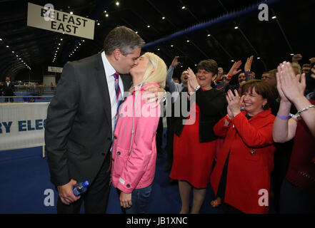 DUP-Führer Arlene Foster Jubel wie Gavin Robinson seine Frau Lindsey, küsst nachdem er in East Belfast Wahlkreis im Titanic Exhibition Centre in Belfast gewählt ist dem zählen bei den Parlamentswahlen 2017 stattfindet. Stockfoto