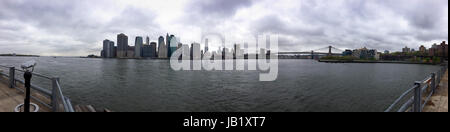Ein Blick auf die Bucht und Dowtown New York mit der Statue of Liberty in der Ferne Stockfoto