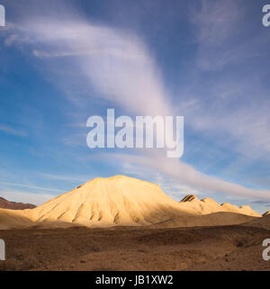 Eine Wolke erhebt sich über Sandhügeln im Death Valley Stockfoto